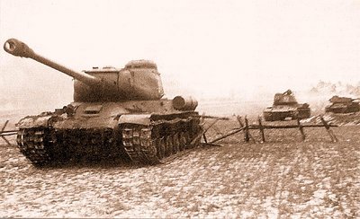 Танки ИС-2 в наступлении. Восточная Пруссия, 3-й Белорусский фронт, январь 1945 г..jpg