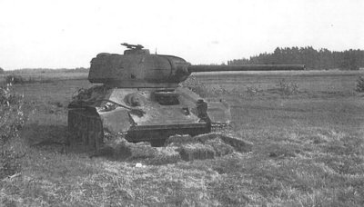 Auce-Kurland September 1944 Abgeschossener T34 mit 8,5 Kanone.jpg