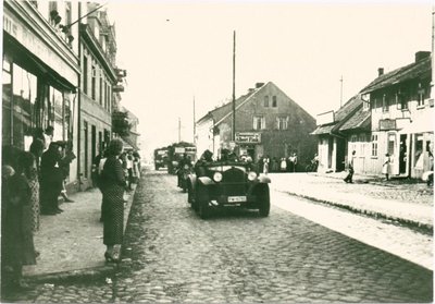 ''Neukirch 1935, Besuch der Reichswehr, die Wagen durchfahren die Hauptstrasse''.